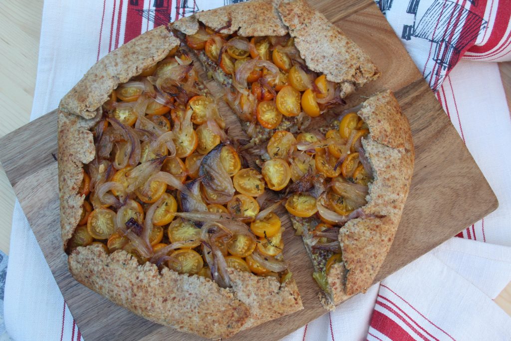 galette con pomodorini gialli e cipolle