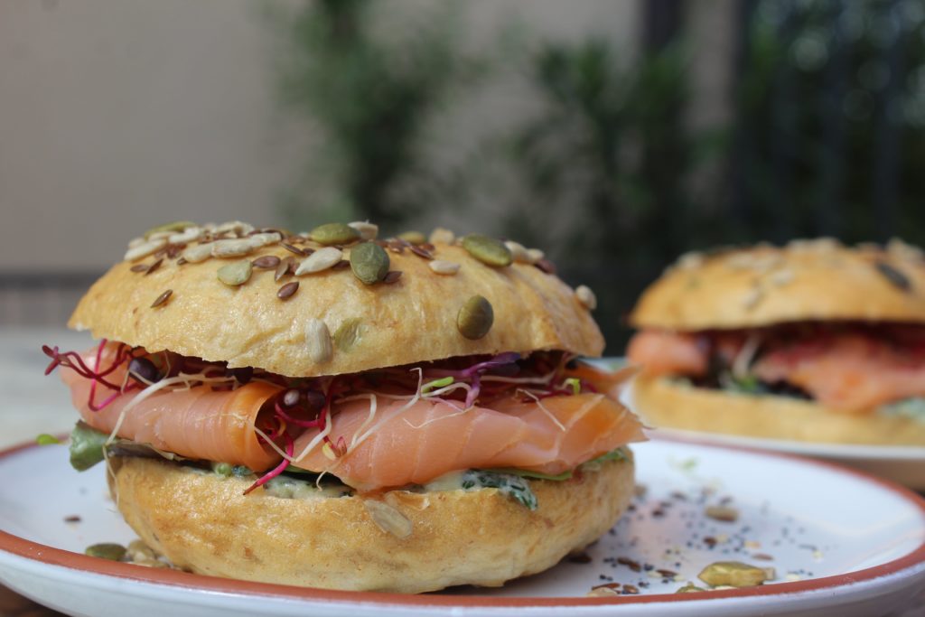 bagels con salmone