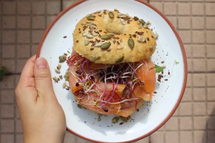 bagels con salmone e germogli