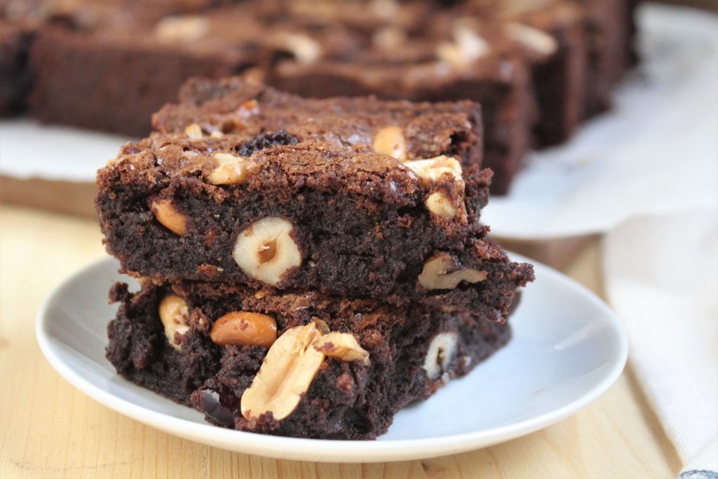 brownies con nocciole, mandorle, noci e cioccolato