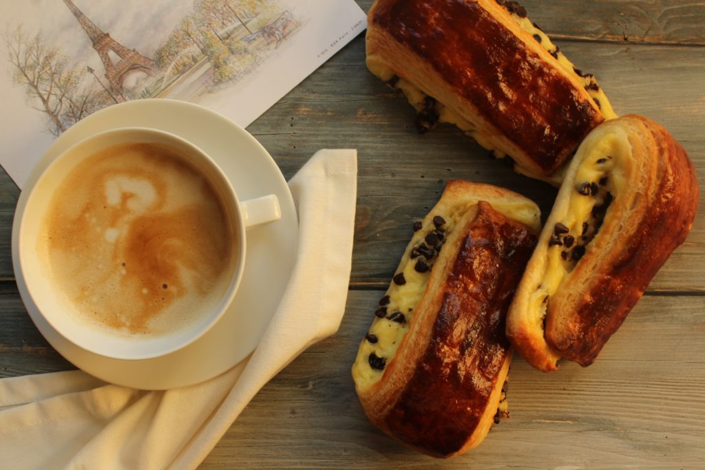 brioche suisse con crema pasticcera e gocce di cioccolato