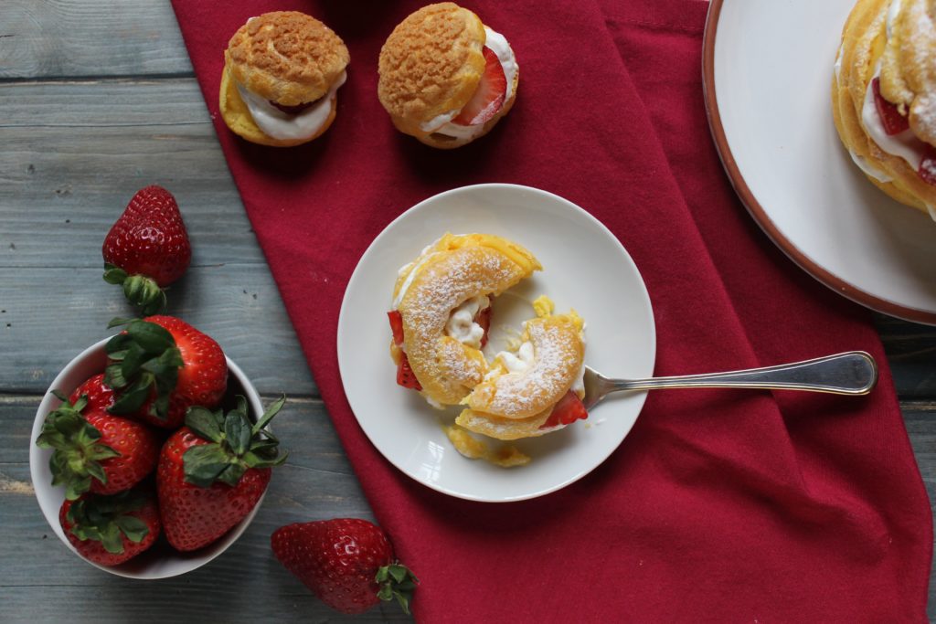 pasta choux ripiena di crema all'arancia e fragole