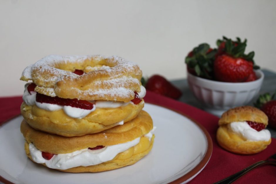 torta di pasta choux con crema all'arancia e fragole