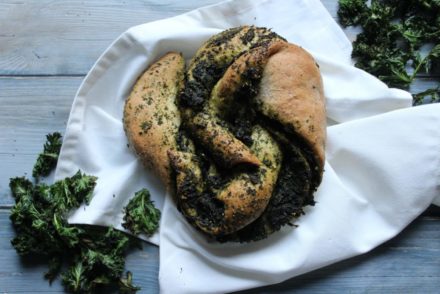 corona di pane con pesto di kale