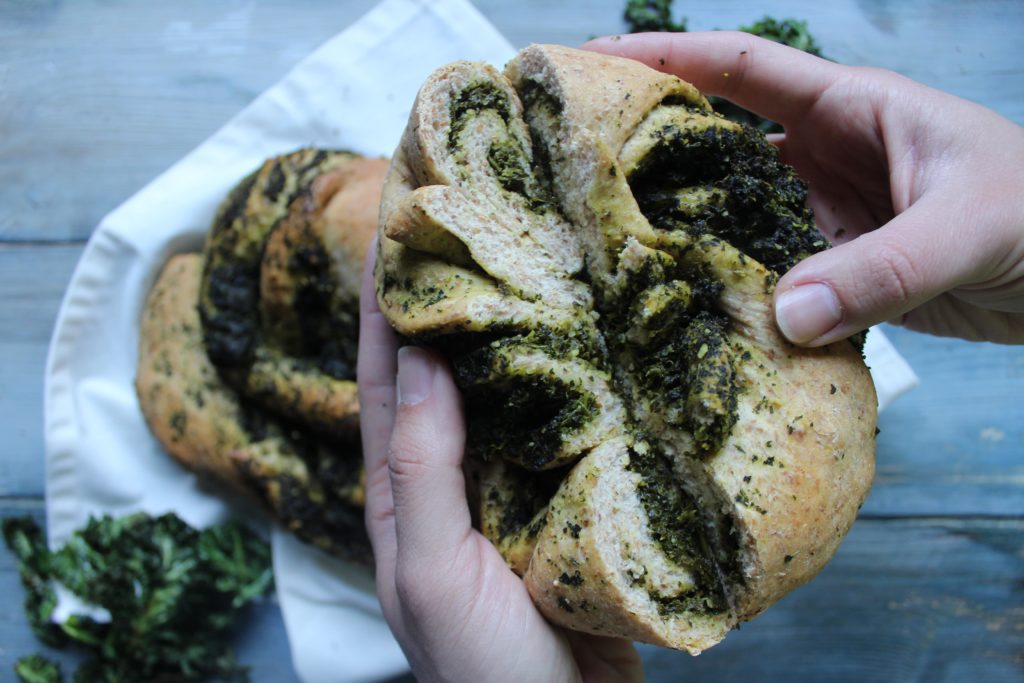 intreccio di pane con pesto di cavolo riccio