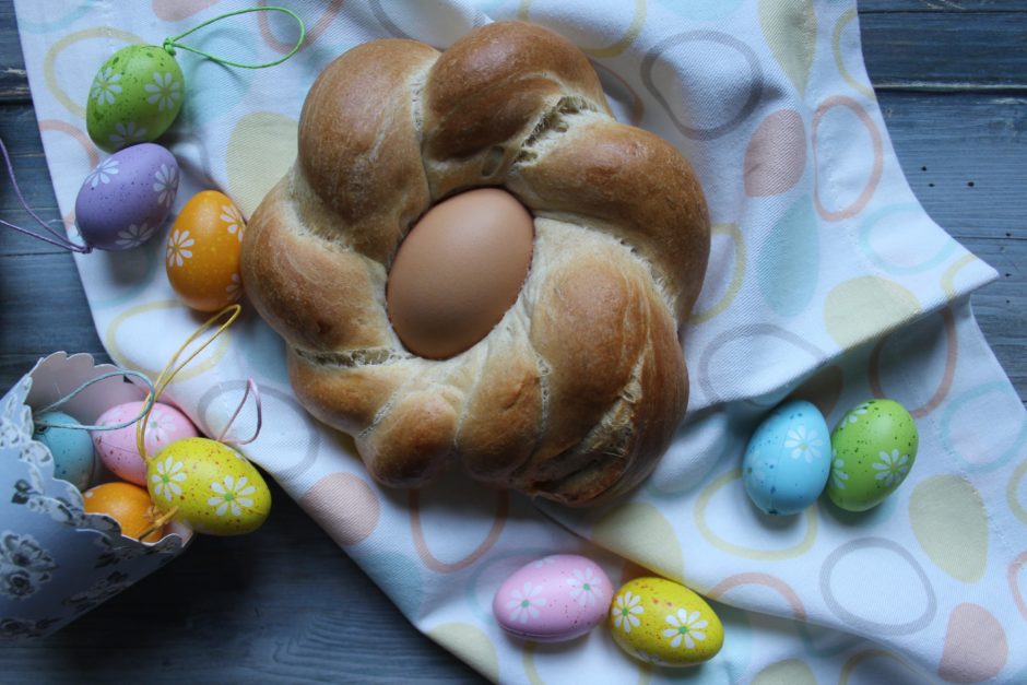 pane di pasqua con uova sode