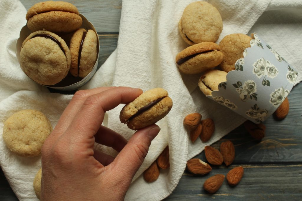 baci di dama al cioccolato