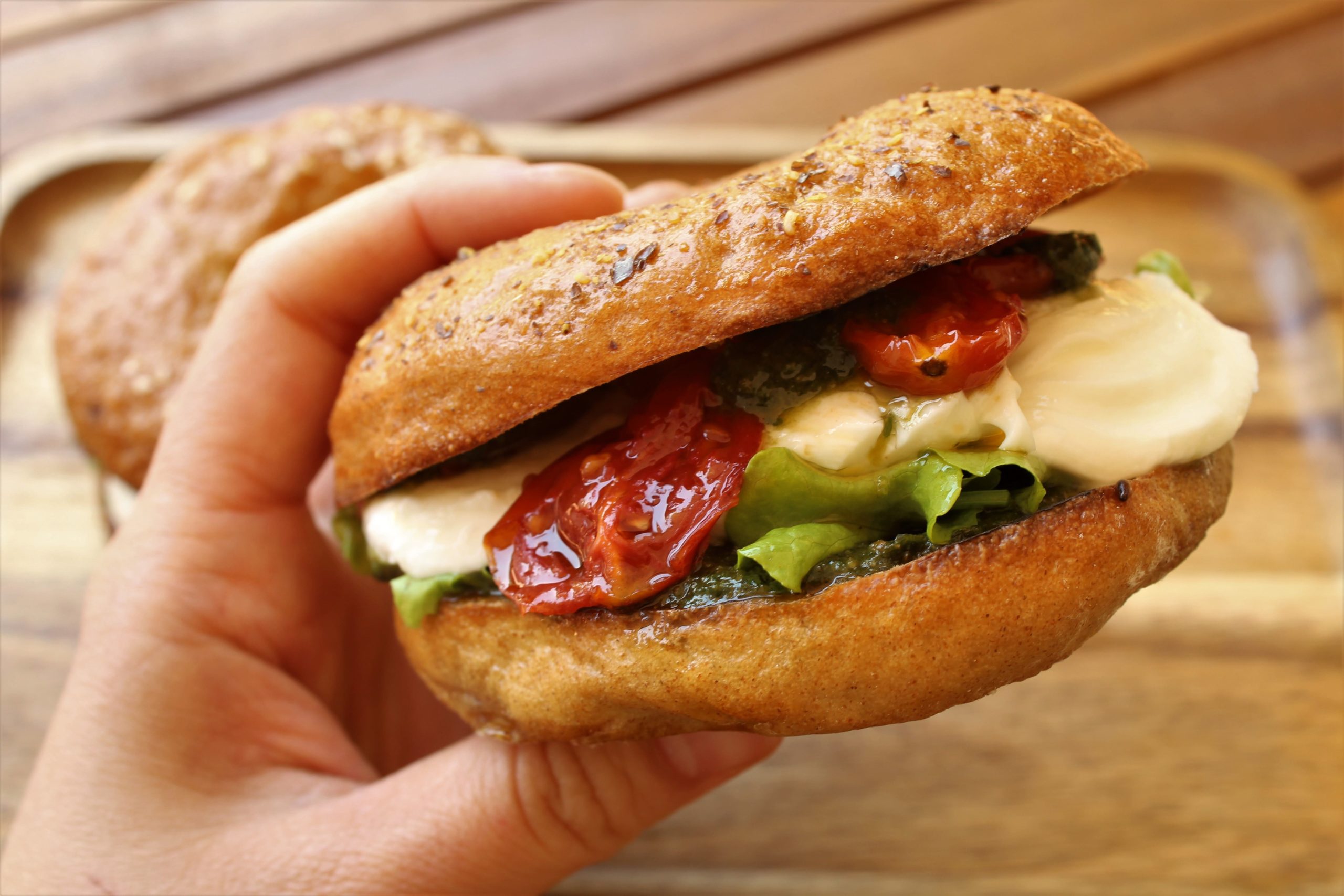 Bagel vegetariano con mozzarella, pesto e pomodorini Spignattando