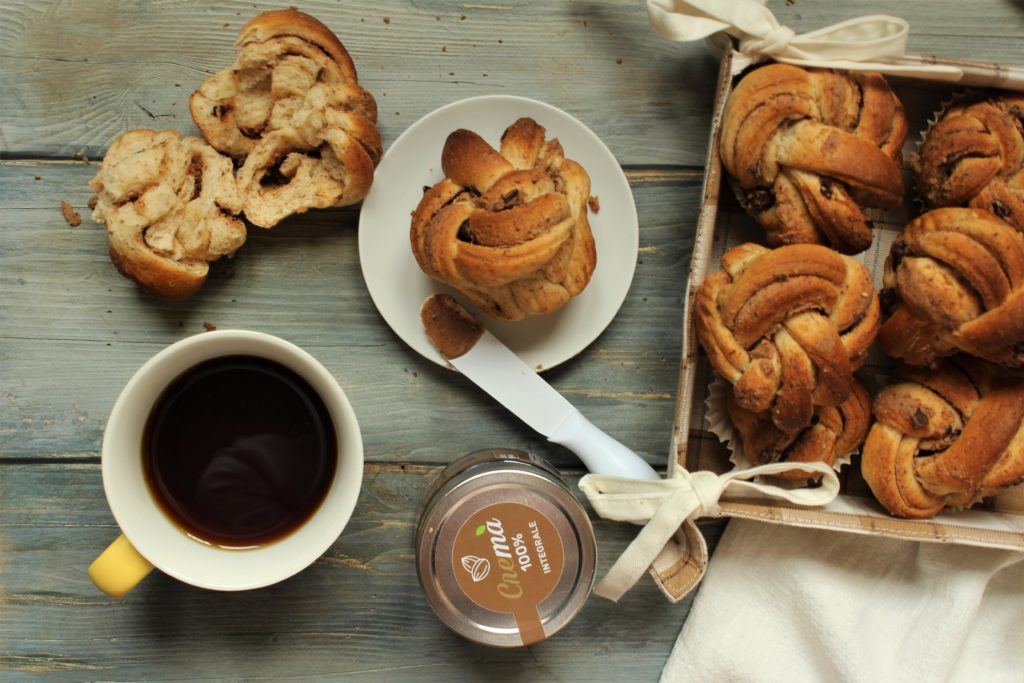 brioche intrecciate con crema di mandorle integrale