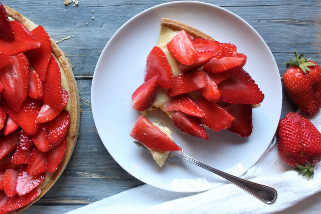 fetta di crostata alle fragole