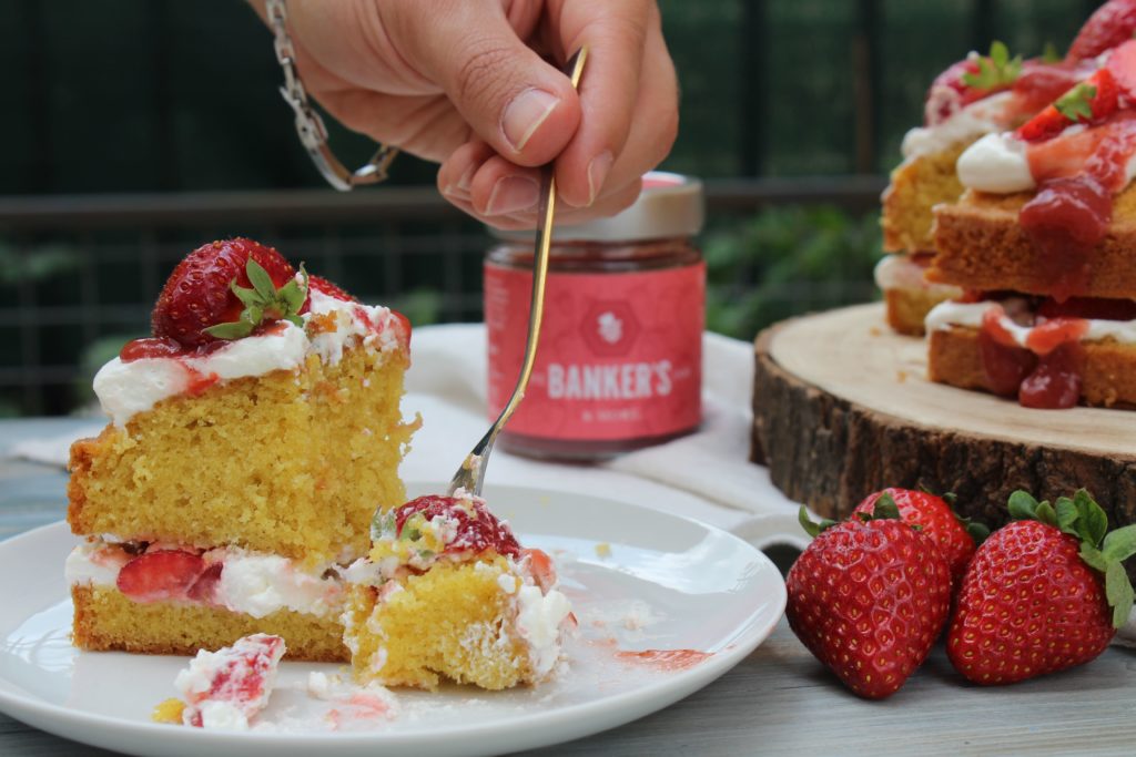 fetta di victoria sponge cake alle fragole