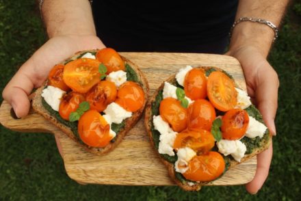 bruschetta estiva con pomodorini gialli e caprino