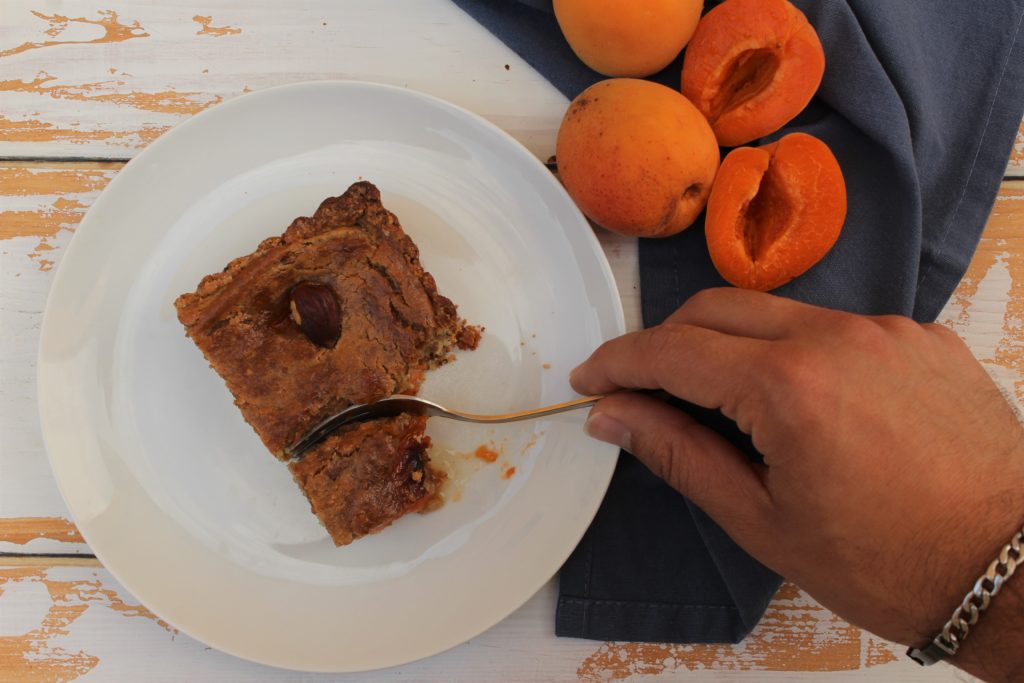 fetta di crostata con albicocche e mandorle