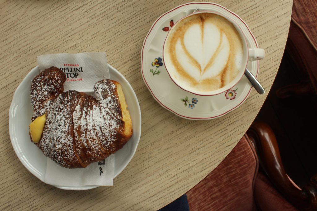 cornetto alla crema e cappuccino