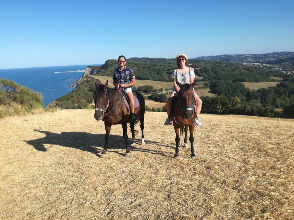 passeggiata a cavallo nelle marche