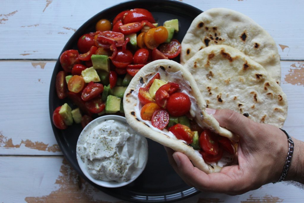 focaccine con insalata di pomodori e salsa allo yogurt