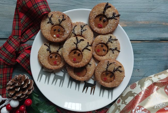 biscotti renna con burro di arachidi