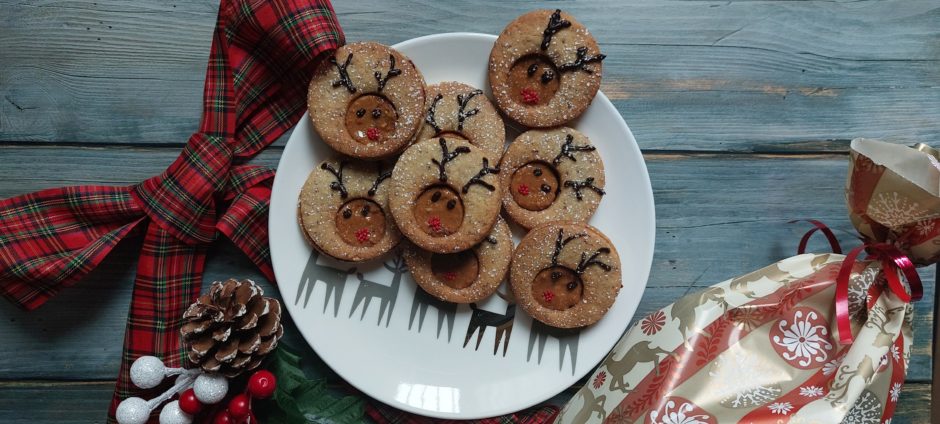 biscotti renna con burro di arachidi