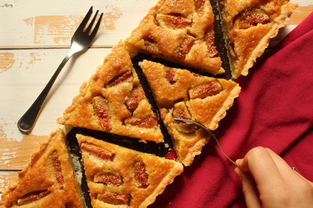 fette di crostata frangipane con fichi e mandorle